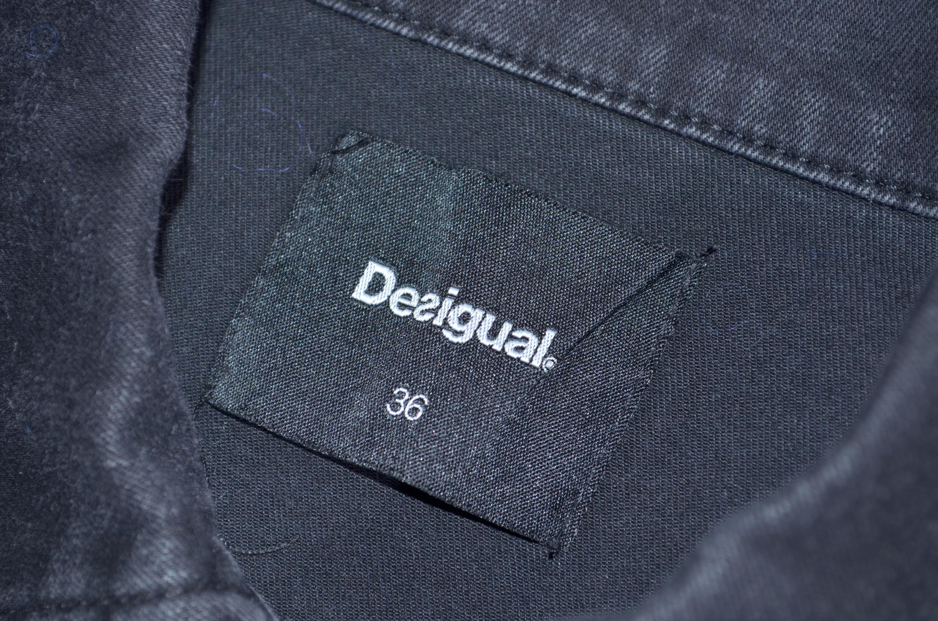 Desigual ブラックデニムジャケット 花柄アート袖 刺繍入り ボヘミアン 