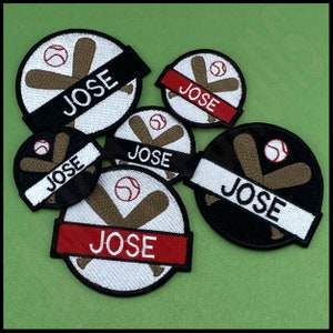 Könnte beinhalten: Fünf gestickte Aufnäher mit einem Baseballschläger- und Balldesign. Jeder Aufnäher trägt den Namen "JOSE" in weißen Buchstaben. Die Aufnäher befinden sich auf einem grünen Hintergrund.