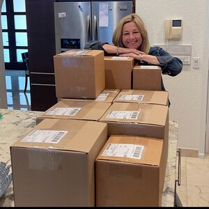 Puede incluir: Una colecci&oacute;n de siete cajas de env&iacute;o de cart&oacute;n marr&oacute;n de varios tama&ntilde;os dispuestas en un grupo. Cada caja est&aacute; sellada con cinta adhesiva transparente y cuenta con una etiqueta de env&iacute;o blanca con un c&oacute;digo de barras y texto.