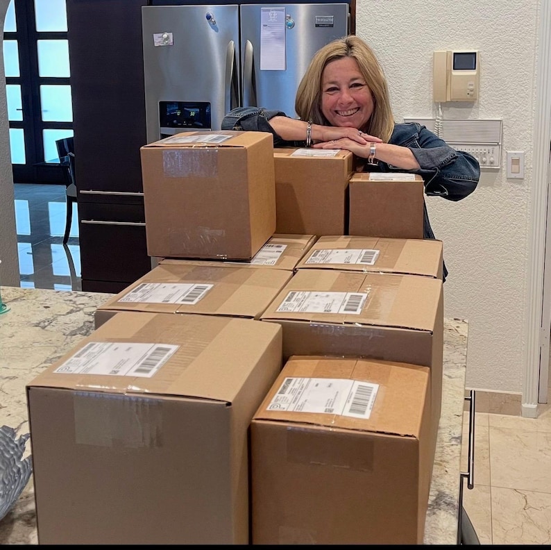 Puede incluir: Una colecci&oacute;n de siete cajas de env&iacute;o de cart&oacute;n marr&oacute;n de varios tama&ntilde;os dispuestas en un grupo. Cada caja est&aacute; sellada con cinta adhesiva transparente y cuenta con una etiqueta de env&iacute;o blanca con un c&oacute;digo de barras y texto.