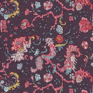 Może przedstawiać: Fioletowy materiał z kwiatowym wzorem. Wzór przedstawia różowe, żółte i niebieskie kwiaty z misternymi detalami. Tło jest ciemnofioletowe.