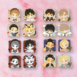 Puede incluir: Colección de pines de esmalte con ilustraciones de personajes de dibujos animados. Cada pin tiene un borde dorado y un diseño único, incluyendo personajes con orejas de animales, sosteniendo bebidas o vistiendo trajes.