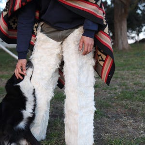 Autentiska Patagonia Gaucho Chaps | Chaps i vitt gethårsläder | Handgjorda argentinska ridbyxor i western woolies-stil