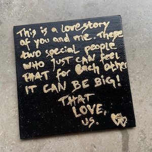 Lovestory Kurze Liebesgeschichte Schriftzug Geschenk Set Original Acryl Mini Staffelei Blattmetallflocken auf Malplatte Mini Art 10x10cm