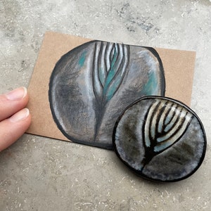 Brosche Vintage Upcycling mit handbemalter Kraftpapierkarte Motiv Abstrakt Besondere Geschenkidee