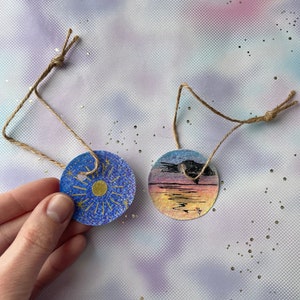 Geschenkanhänger Rund Handbemalt Aquarellbuntstift Acryl Papier 2er Set Tag Nacht Mond Blau Sonnenuntergang