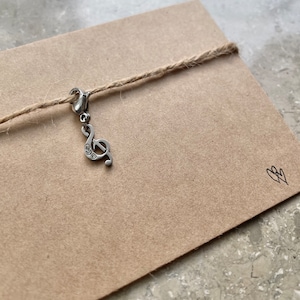 Kleiner Anhänger Charmanhänger Schmuck Edelstahl Notenschlüssel mit Kraftpapierkarte Geschenkset Idee