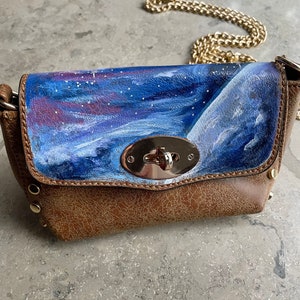 Handbemalte Kleine Handtasche Vintage Upcycling Clutch Abendtasche Umhängetasche mit Kette Kunstleder Himmel Weltraum Mond Unikat 16x8cm