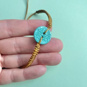 Makramee Armband Hellbraun Knopf Türkis Muster Durchmesser 1,7cm Größenverstellbar Schmuck Damen Herren Geburtstag Süße Geschenkidee
