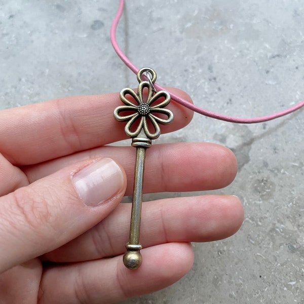 Schmuck Lederband Rosa Größenverstellbar mit Anhänger Vintage Schlüssel Form Blume Geschenkidee Valentinstag Muttertag Geburtstag