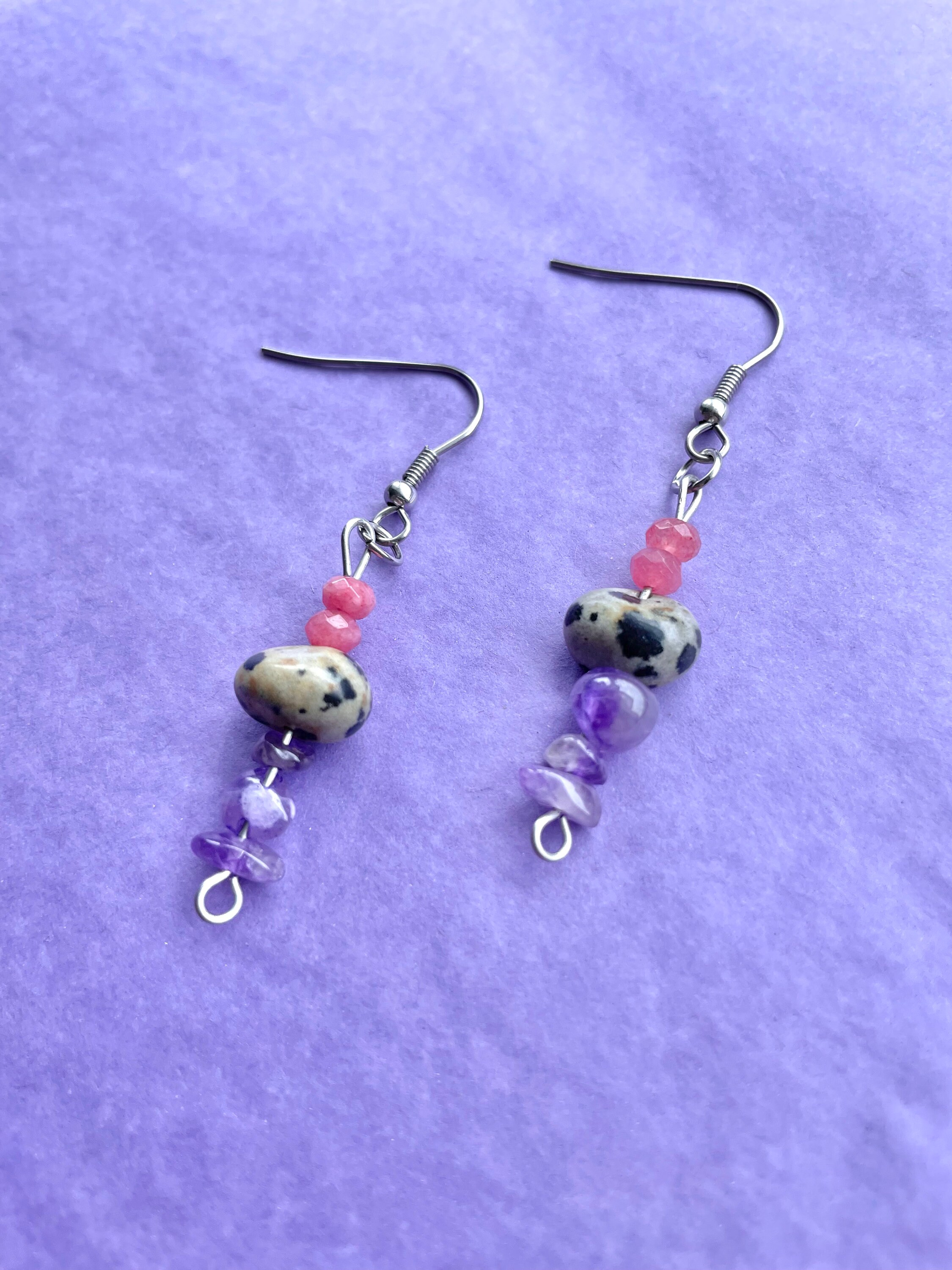 Zarte Ohrringe mit rosa Jaspis und eleganten Perlen main image 1