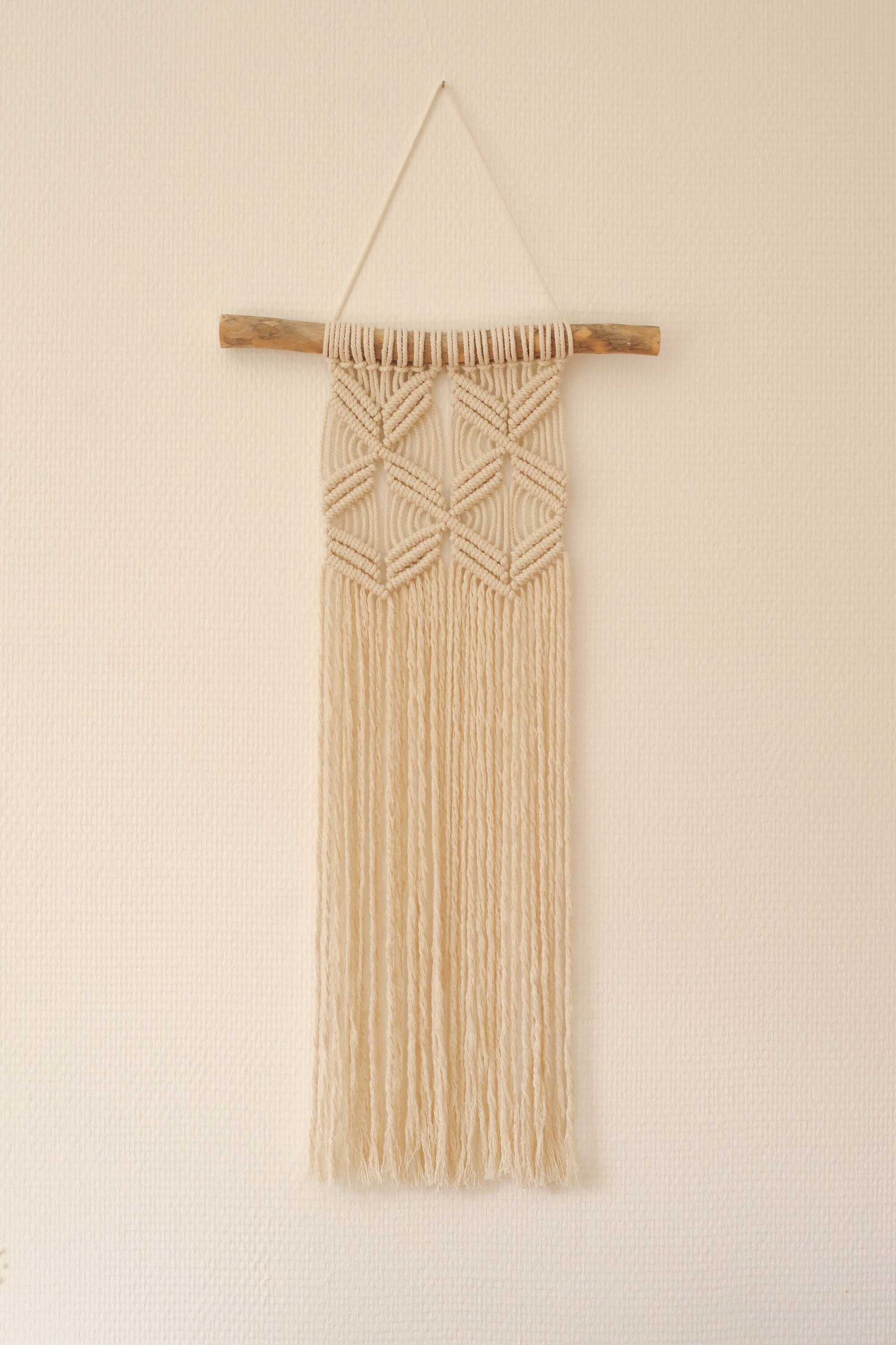 Petit Macramé Mural en Coton Beige Naturel. Suspension Fait Main. Décoration Bohème avec Accroche Bo