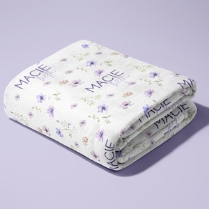 Couverture personnalisée avec fleurs sauvages, emmaillotage personnalisé avec fleurs sauvages, prénom fleur bohème, emmaillotage personnalisé pour fille, couverture personnalisée avec prénom pour bébé