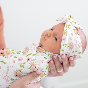 Fleurs sauvages personnalisées emmailloter une fleur prénom Couverture personnalisée emmailloter floral pour bébé fille, cadeau nouvelle maman, cadeau nouveau-né, cadeau baby shower