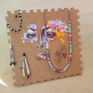 Smyckesställ i kork. Pinbar multifunktionell makramétavla.