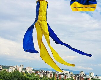 Bandiera giapponese gialla e blu. Striscione a sostegno dell'Ucraina.