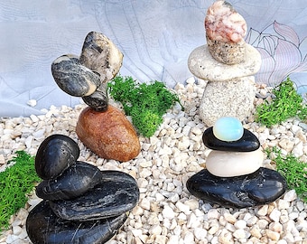 Esculturas zen de piedras apiladas. Flores de piedra como pisapapeles, pequeños mojones, accesorios de meditación.
