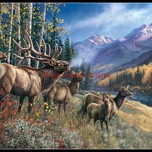 Puede incluir: Un grupo de alces se encuentra en un claro del bosque con una cordillera de montañas al fondo. Los alces son marrones y tienen grandes cuernos. El bosque es una mezcla de árboles verdes y amarillos. Hay un río en primer plano.