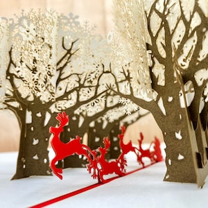 Dashing Through the Snow, Carte Pop Up 3D, Carte de Noël 3D, Carte de Noël incroyable, Renne, Père Noël, Flocons de neige dans l’arbre