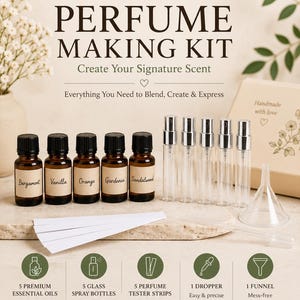 Pode incluir: Um kit DIY para fazer perfumes com óleos essenciais, frascos de spray, tiras de teste, um conta-gotas e um funil. O kit inclui óleos de bergamota, baunilha, laranja, gardênia e sândalo. O texto diz "Create Your Signature Scent".