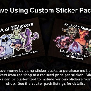 K&ouml;nnte beinhalten: Zwei Sticker-Pakete mit unterschiedlichen Designs. Das erste Paket enth&auml;lt eine Katze, einen Frosch und einen Eidechse. Das zweite Paket enth&auml;lt einen D&auml;mon, einen Kobold und einen Vampir. Der Text auf den Paketen lautet "Pack of 3 Stickers" und "Pack of 5 Stickers".