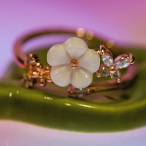 White Shell Flower Adjustable Ring (+Bonus Jewelry)