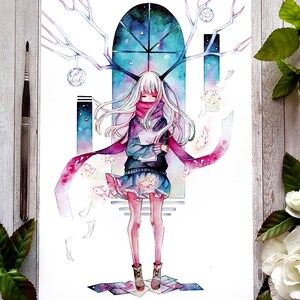 Könnte beinhalten: Aquarellmalerei eines Mädchens mit langen weißen Haaren, das einen blauen Pullover, einen rosa Schal und einen Rock trägt. Das Mädchen hält einen Brief vor einem Fenster mit Hirschgeweih. Der Hintergrund ist eine Aquarellwäsche aus Blau- und Lilatönen.