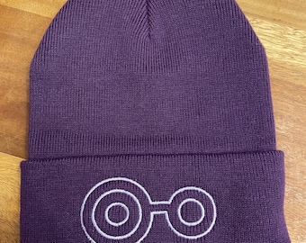 Gorro con logo en puños con el escudo del conocimiento de Digimon. Gorro de invierno bordado en negro, blanco o morado. ¡Envía un mensaje para realizar pedidos personalizados!