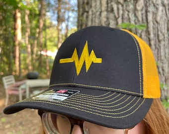 Brazalete Digimon VB/Vital, Gorra de béisbol bordada con el logo de Pulsemon, estilo Trucker con malla. Sombrero negro y dorado con hilo dorado.