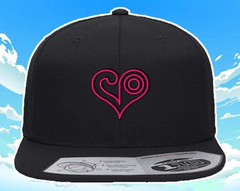 Gorra de béisbol bordada con el escudo de amor de Digimon Adventure, color negro liso. Gorra flexible con hilo rosa fucsia.