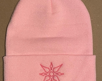 Gorro con logo en puños con el escudo de la luz de Digimon. Gorro de invierno bordado en negro, blanco o rosa. ¡Envía un mensaje para realizar pedidos personalizados!