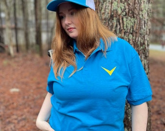 Polo Digimon Digital Monster Gold V / Polo azul zafiro bordado inspirado en Vmon/Veemon / Top unisex elegante y deportivo