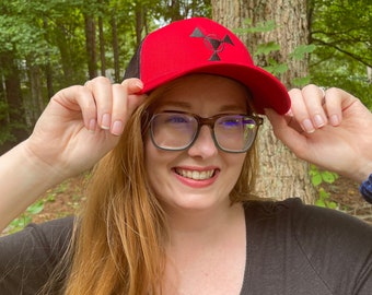Gorra de béisbol bordada Digimon Digital Hazard, estilo camionero con malla. Roja y negra con logo negro.