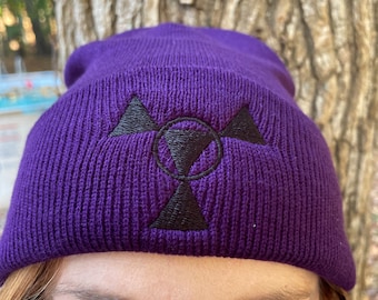Gorro con el logotipo de Digimon Digital Hazard / Gorro de invierno bordado en color morado de Chaosdukemon/Chaosgallantmon.