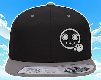 Digimon World: Next Order Mameo Logo bordado FLEXFIT SNAPBACK, T. Gorra negra y gris con hilo plateado.