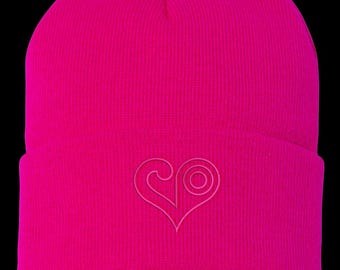 Gorro con logo en puños con el escudo de amor de Digimon. Gorro de invierno bordado en negro, blanco o fucsia neón. ¡Envía un mensaje para realizar pedidos personalizados!