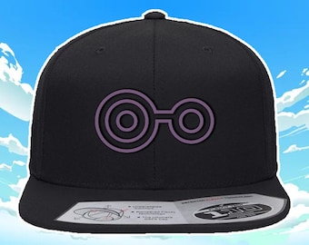 Gorra de béisbol bordada con el Escudo del Conocimiento de Digimon Adventure, color negro liso. Gorra flexible con hilo morado.