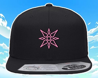 Gorra de béisbol bordada con el Escudo de la Luz de Digimon Adventure, color negro liso. Gorra flexible con hilo rosa.