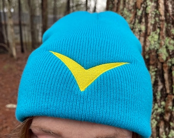Gorro con el logo de la V dorada de Digimon / Gorro de invierno bordado en azul neón de Vmon/Veemon. Ropa de Digimon Adventure 02.