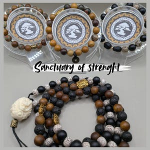 Puede incluir: Una variedad de pulseras de cuentas y un collar largo de cuentas. Las pulseras, exhibidas en soportes transparentes, presentan cuentas de piedra natural en tonos marrón, beige y negro. El collar incluye un colgante tallado de color marfil y detalles dorados. El texto "Sanctuary of strenght" es visible.