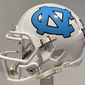 North Carolina Tar Heels WITTE MINI Riddell-voetbalhelm voor uitverkoop - Sam Howell/Drake Maye - of elke andere speler #