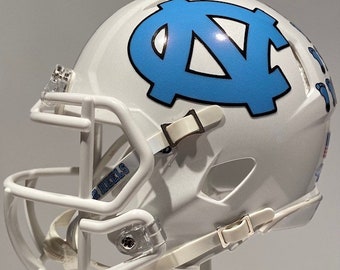 Casco de fútbol americano mini Riddell blanco de los Tar Heels de Carolina del Norte - Número de jugador personalizado
