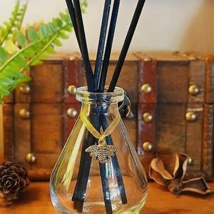 Pear Shaped Reed Diffusers - 100ml - Thick Fibre Reeds - with Charms on Organza Ribbon - Hand Poured in Beautiful Scents - Boxed