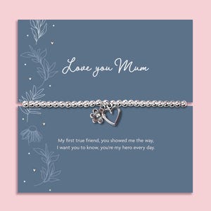 Op de afbeelding: Een zilveren kralenarmband met een bloem- en hartbedel, gepresenteerd op een blauwe kaart. De kaart bevat de tekst "Love you Mum" en een gedicht. Er zijn ook bloemen- en bladillustraties aanwezig.