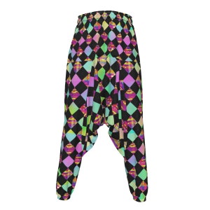 Könnte beinhalten: Schwarze Haremshosen mit einem bunten Rautenmuster in den Farben Pink, Grün, Gelb und Blau.