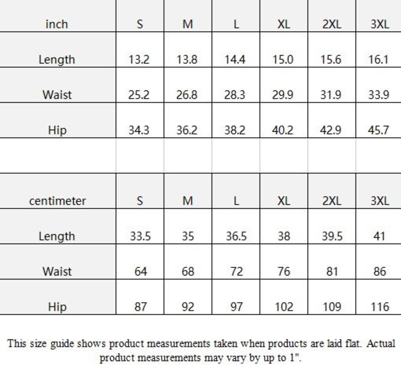 Puede incluir: Una tabla de gu&iacute;a de tallas con medidas en pulgadas y cent&iacute;metros. La tabla muestra medidas de largo, cintura y cadera para las tallas S a 3XL. Las longitudes var&iacute;an de 33,5 a 41 cent&iacute;metros.