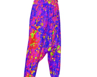 Pantalones harem con salpicaduras de neón, moda andrógina cyber kei.