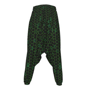 Könnte beinhalten: Schwarze Haremshose mit einem grünen sechseckigen Muster und binärcodeartigen Akzenten. Die Hose hat einen Kordelzugbund und eng anliegende Knöchel. Das Design ist ein tech-inspiriertes, geometrisches Muster.