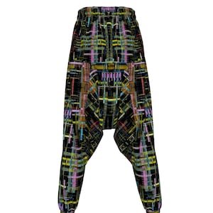 Könnte beinhalten: Haremshose mit schwarzem Hintergrund und einem bunten geometrischen Muster in Gelb, Rosa, Blau und Braun. Die Hose hat eine lockere Passform mit elastischem Bund und eng anliegenden Knöcheln.