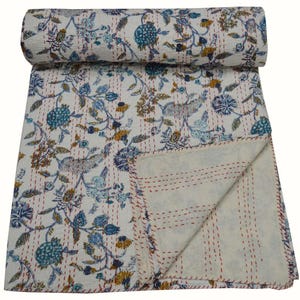 Assorted White Printed Cotton Quilted Kantha Bettdecke Hand-Block-Blume gedruckt Alle Jahreszeiten, lässige Verbreitung.